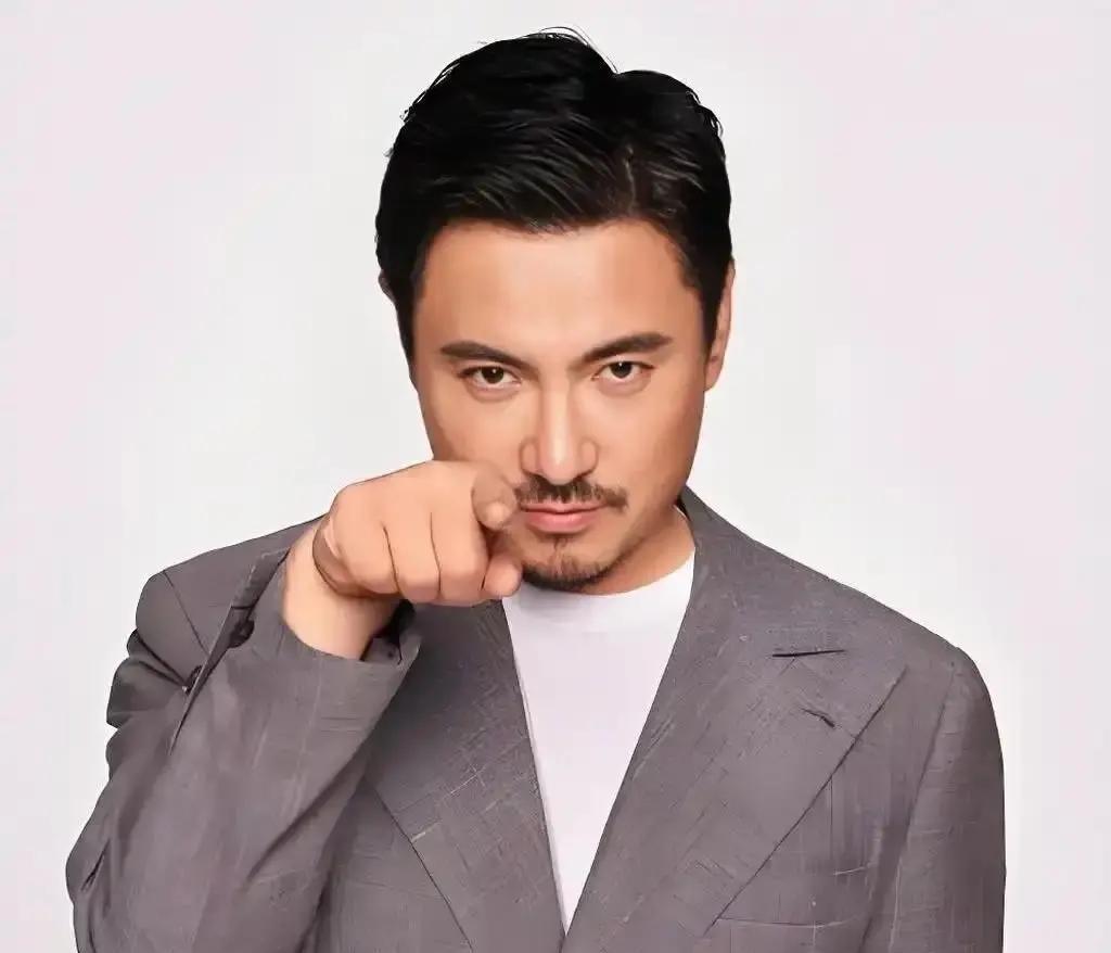 沈腾彩排现场怒了！
新人演员三次忘词，他当场摔台本。
我得说，这事儿真不怪沈腾发