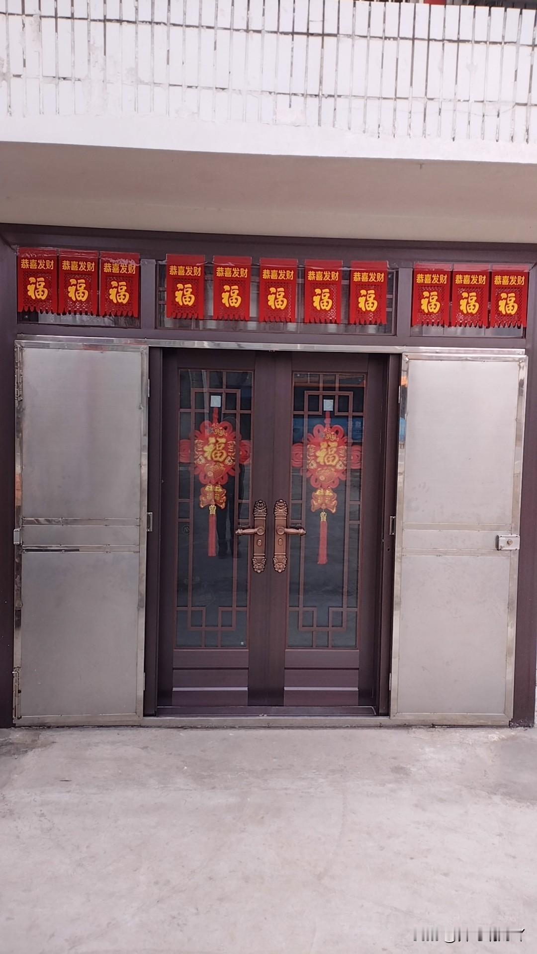 今年老家大门的春联，是我亲手贴上的。从此要慢慢习惯，没有您在身边呵护的日子。
 