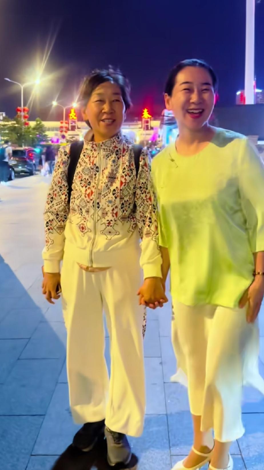 小杨姐姐与姐夫心地淳朴善良，平日里格外孝顺二老。这次夫妻俩回乡探望父母，闲谈之时