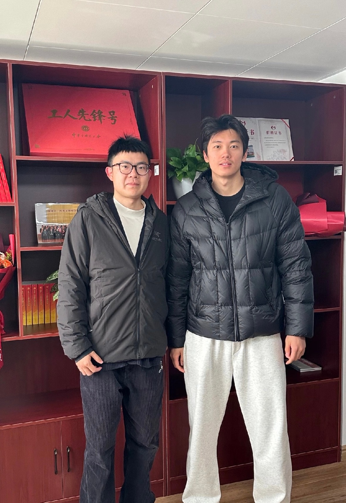 戴着dang徽好帅汪顺