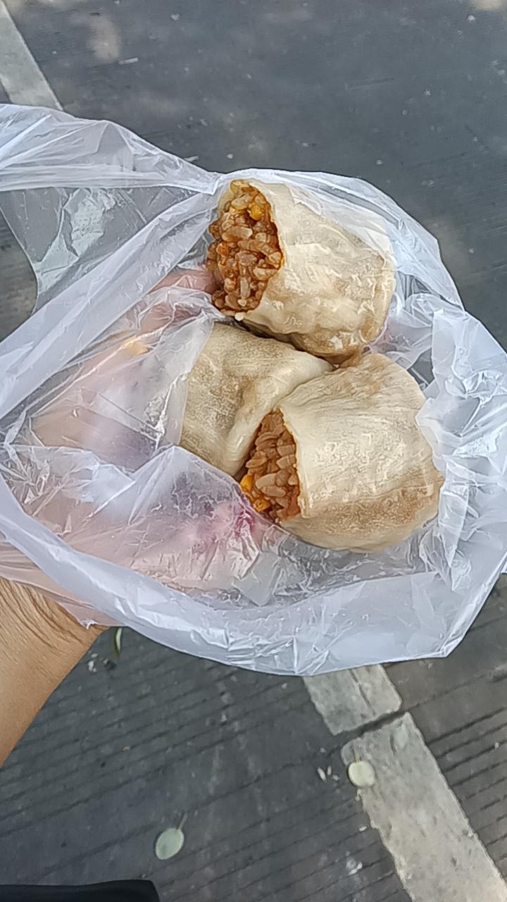 《那个开着视频吵了五年的男人，藏着婚姻里最磨人的真相》
 
凌晨一点，我又被客厅