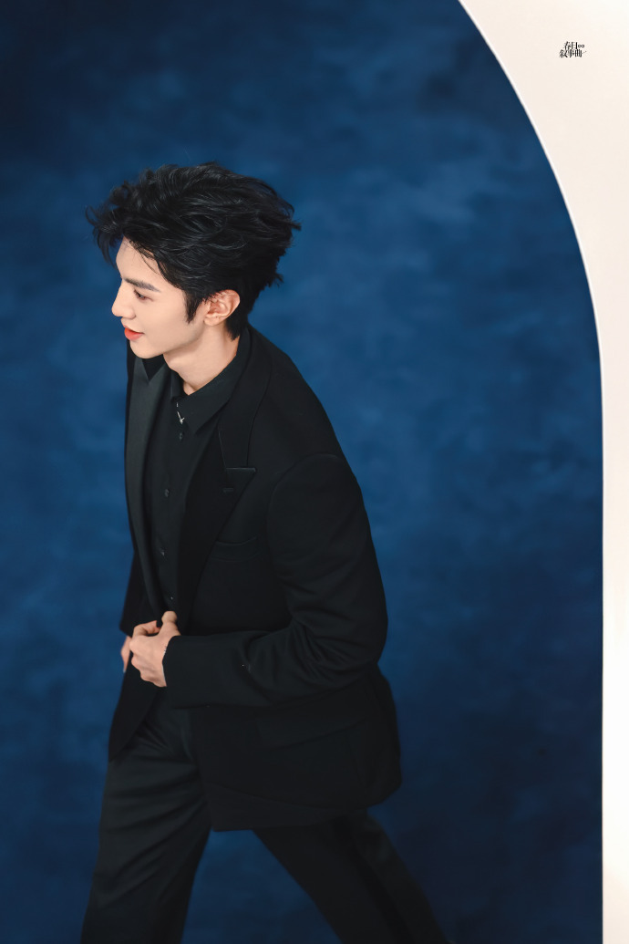 论如何只看一张图就被今天的贵气王子陈哲远帅晕，这个拍摄角度好绝啊。。 