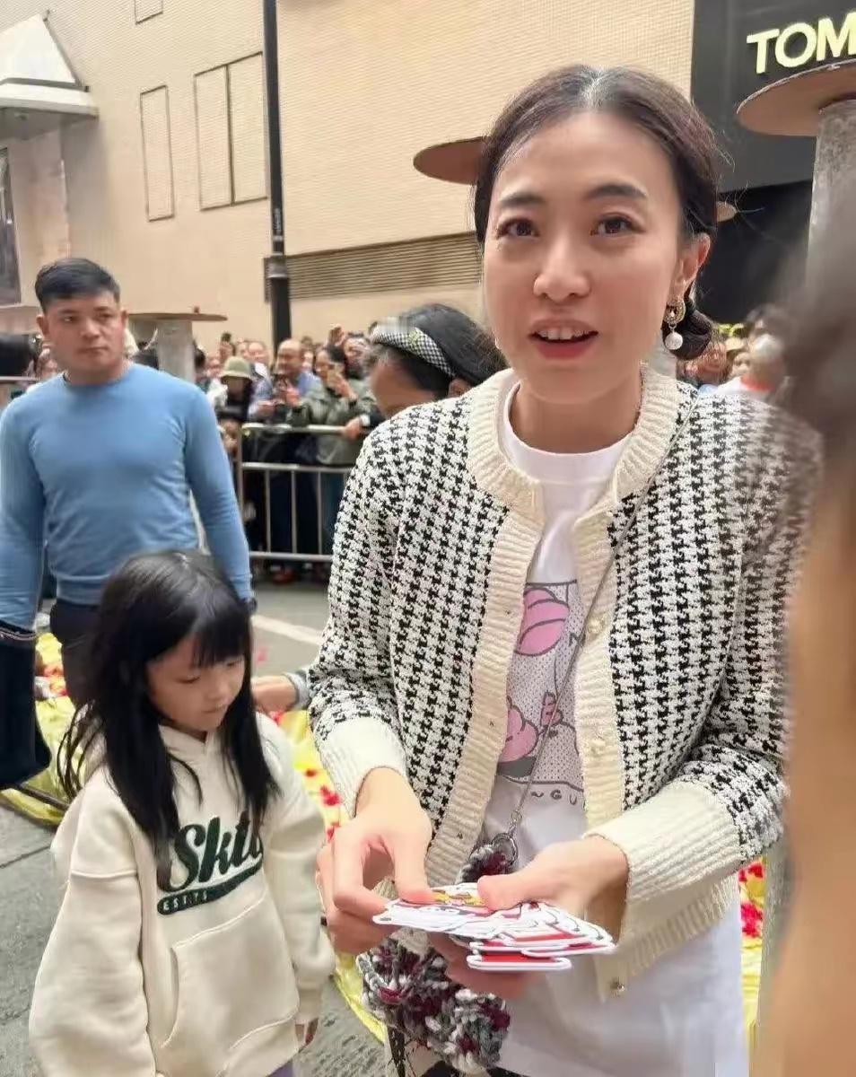 在意外碰面甘比时，发现有钱人竟然也有白发，她身上并未展现出有钱人的高贵气息 ​​