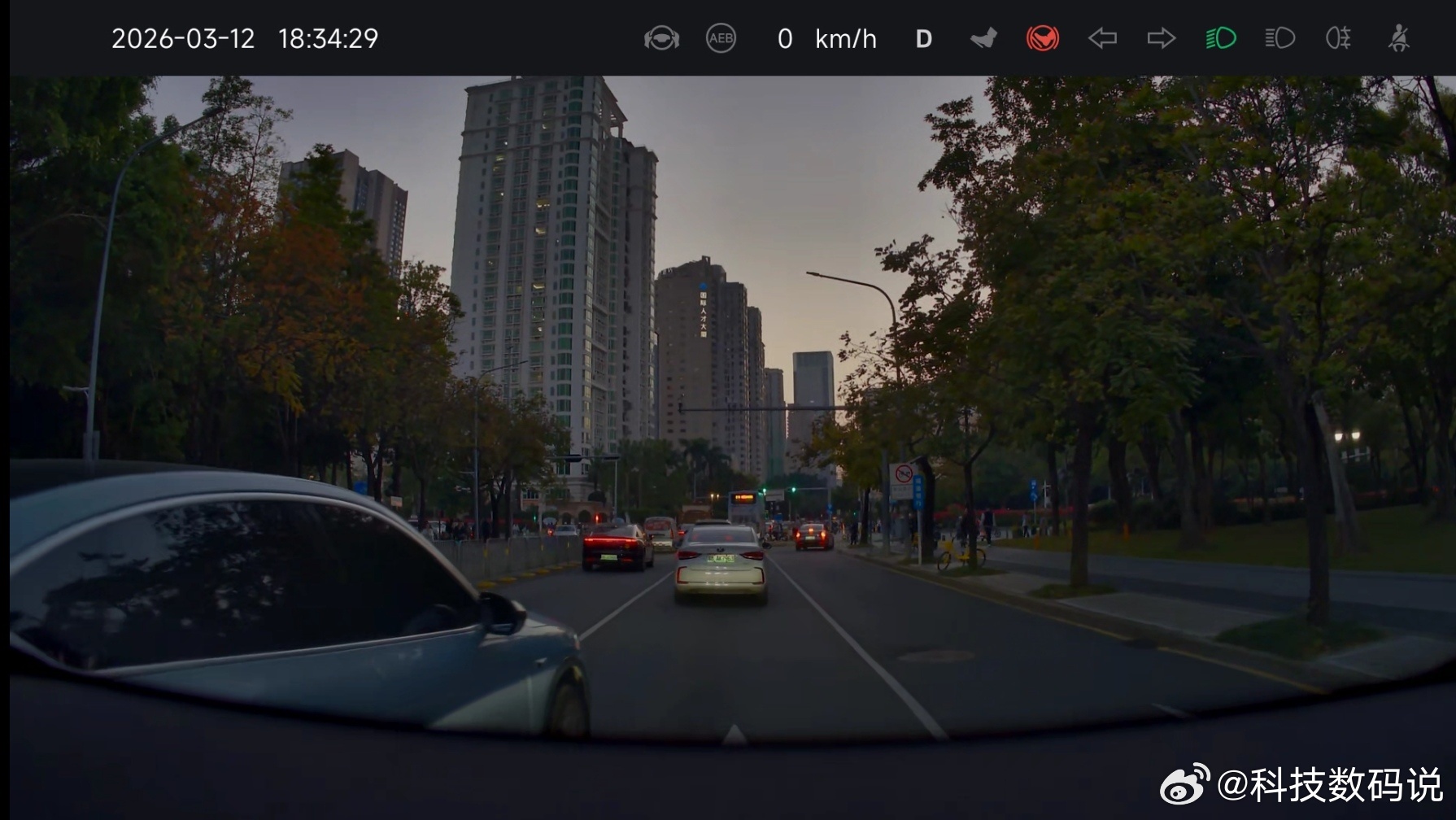 昨天下午这个粤B BZ2591粤开车主太不要脸了，要直行不排队跑到左转车道，绿灯