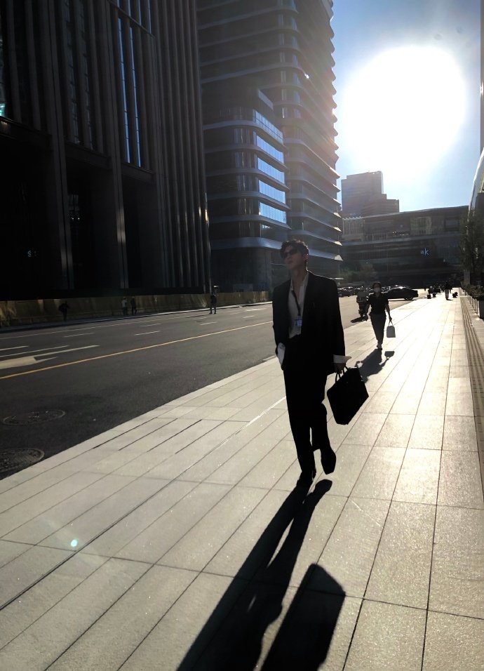 井柏然这样走两步就出片了井柏然完全审美积累井柏然城市随拍氛围感封神，穿梭高楼街道