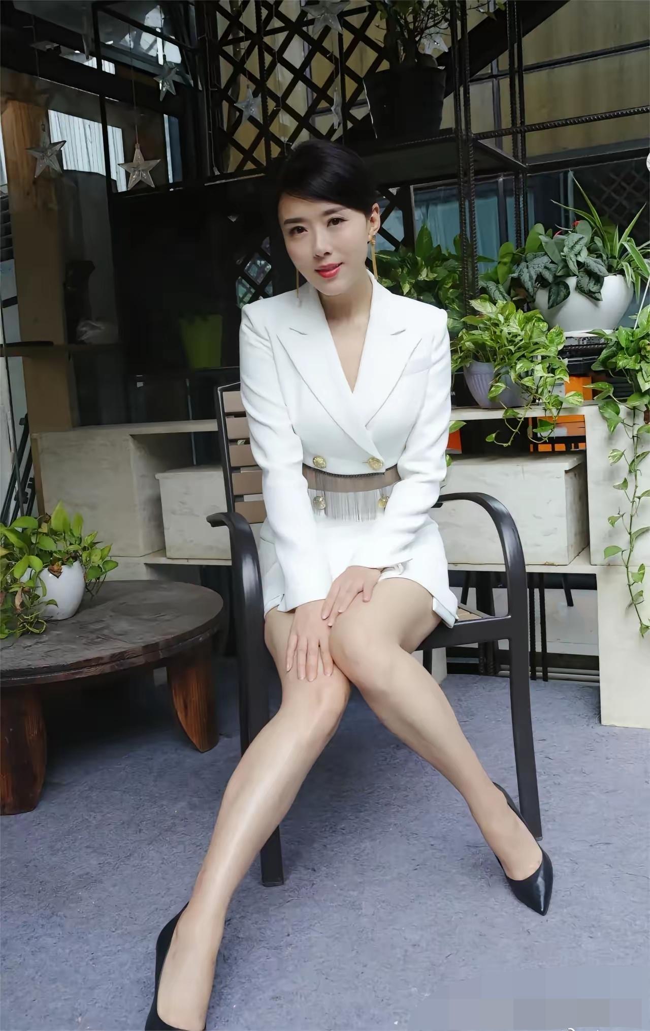 美女五官精致，皮肤白皙，肤白貌美大长腿，你能认出她是谁吗？