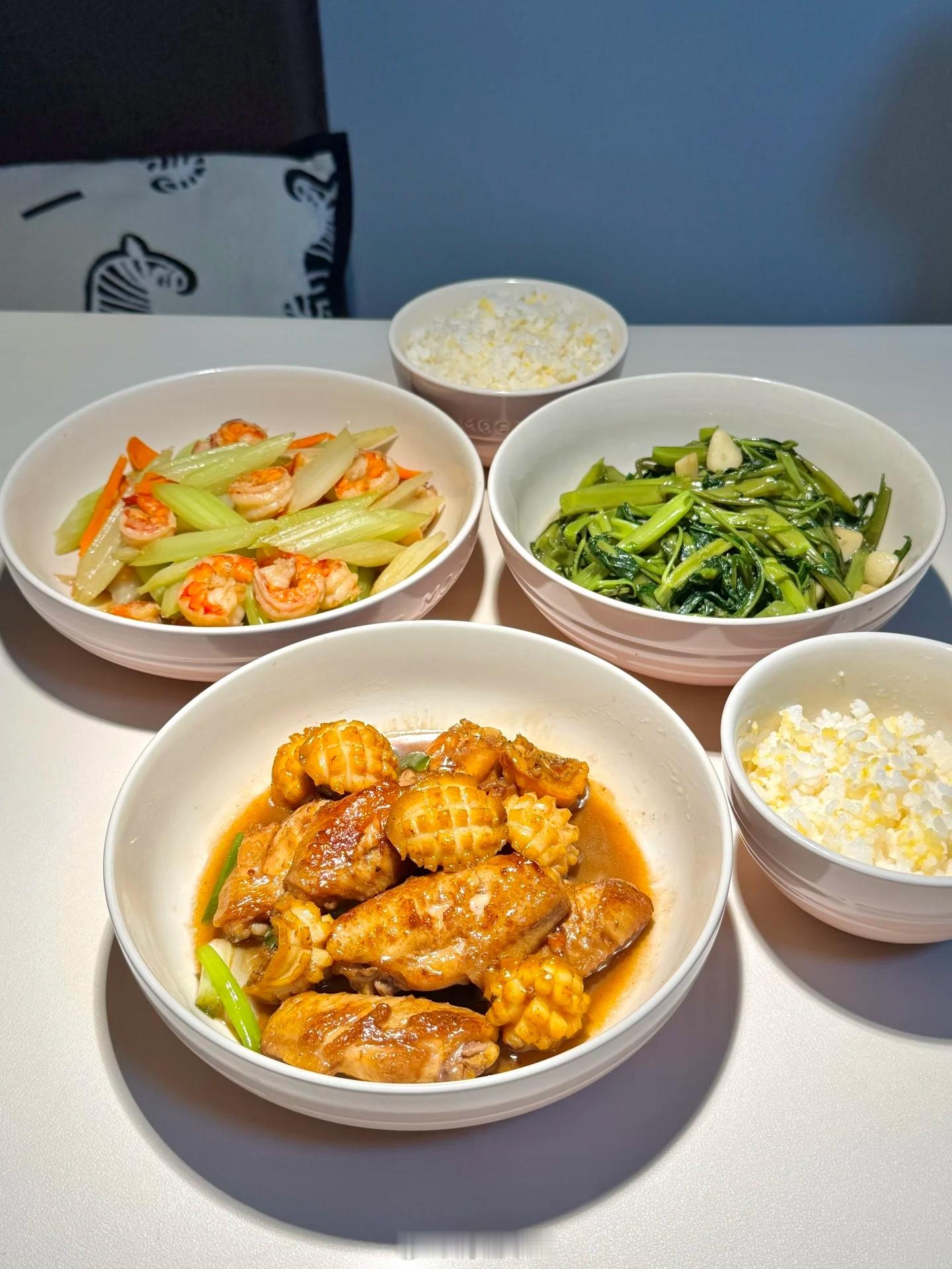 台风鸡翅烧鲍鱼 西芹炒虾仁 清炒空心菜。 ​​​