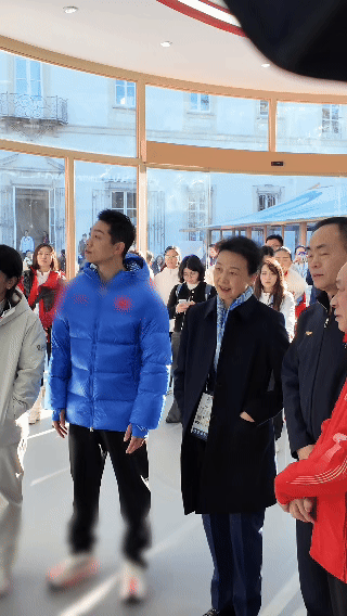 许昕在米兰冬奥收到马年生肖礼物许昕现身米兰参加冬奥活动许昕现身米兰，状态也太好了