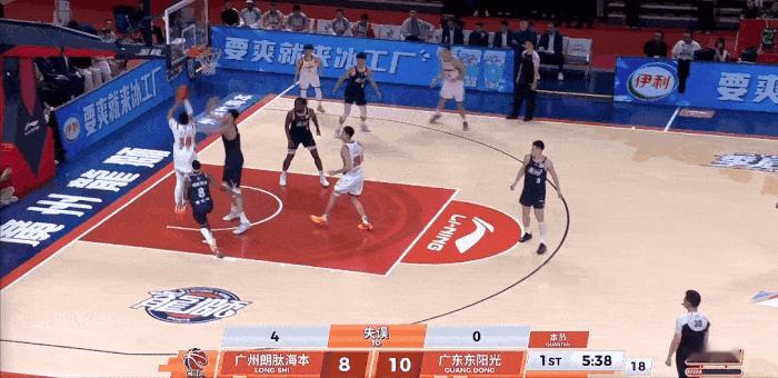广东旧将徐昕真是太不给老东家面子了！在今晚广州对阵广东的第一节比赛中，奎因接球突