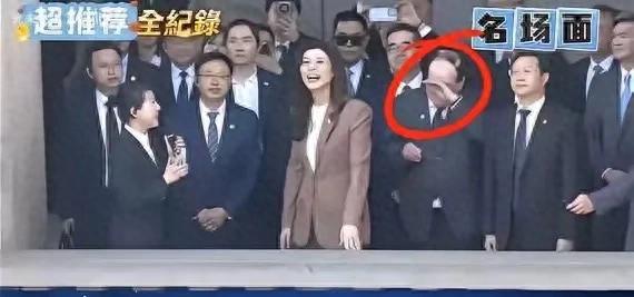 李乾龙哭了。

在拜谒中山陵的途中，当讲解员拿出手机展示历史图片，指尖划过一张张