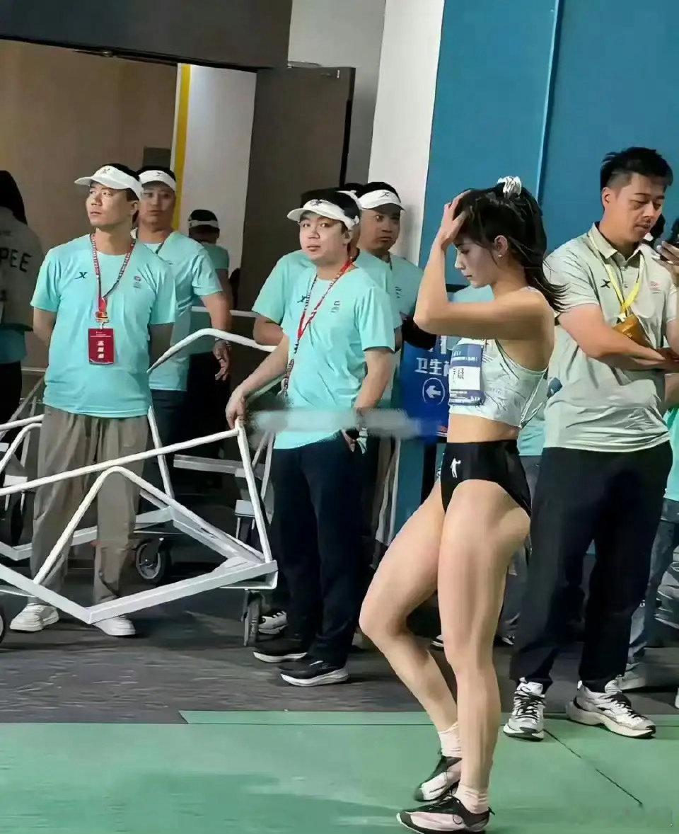 夏思凝的腿练得比吴艳妮还要粗了，私下肯定没少下功夫 