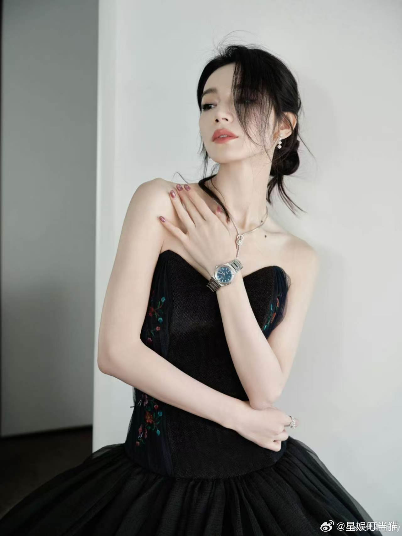 粉丝对代斯贴脸开大粉丝当代斯面合唱麦浪整场气氛瞬间被粉丝带动起来，大家一起开口合