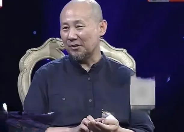 腾格尔，我喜欢的一个好歌手！他的个性太鲜明了，一是外貌，剃个光头，留着长胡须；他