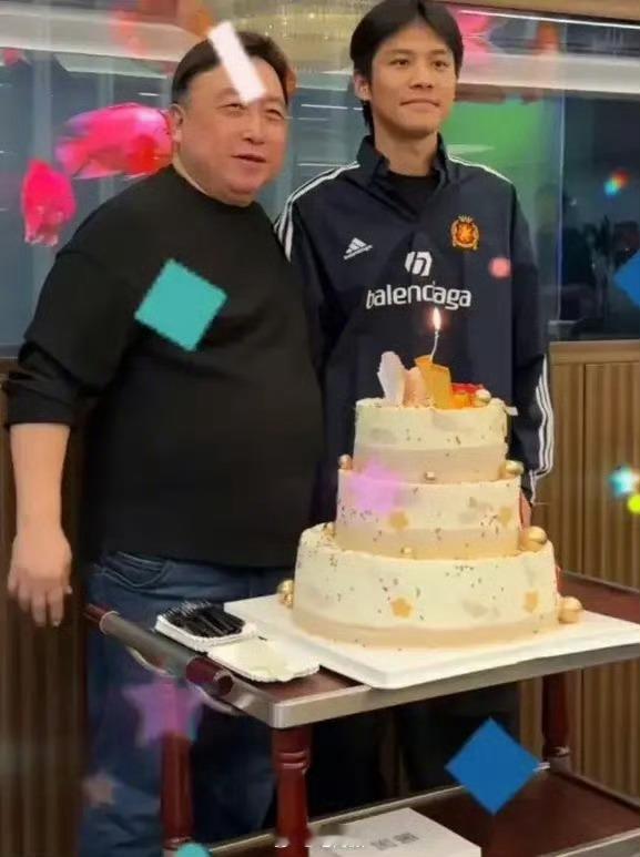 疯狂小杨哥露面小杨哥现身王晶70岁生日宴！你们现在对小杨哥是什么印象[二哈]？ 