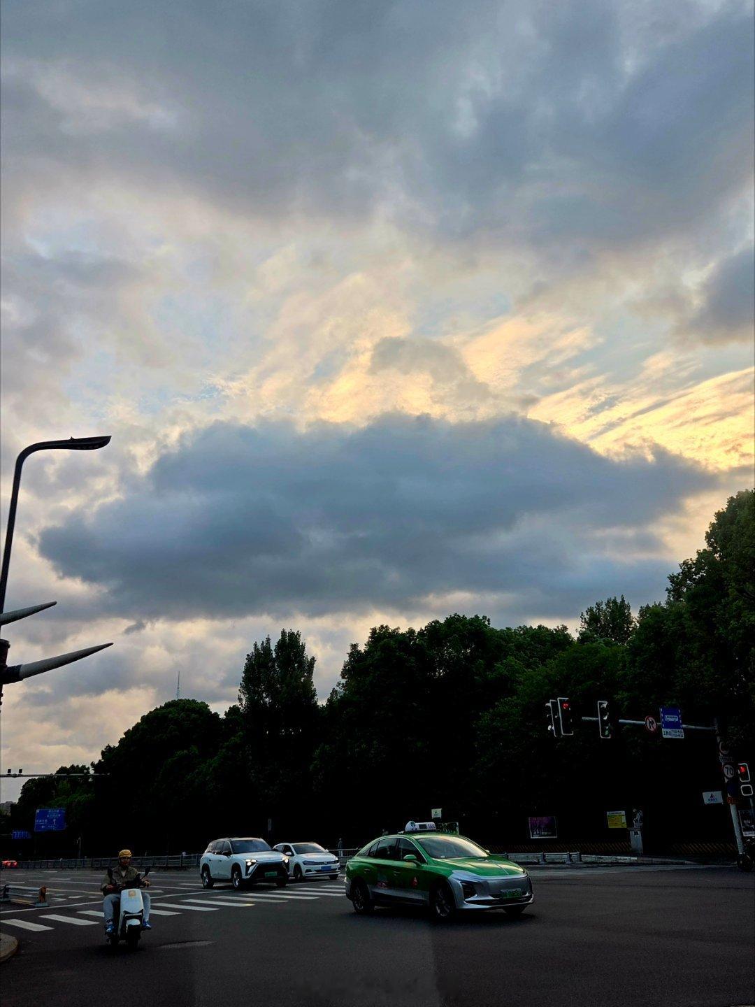 随手拍成都成都天空这里是成都成都天气手机摄影爱好者雨后的成都天空。[哆啦A梦微笑