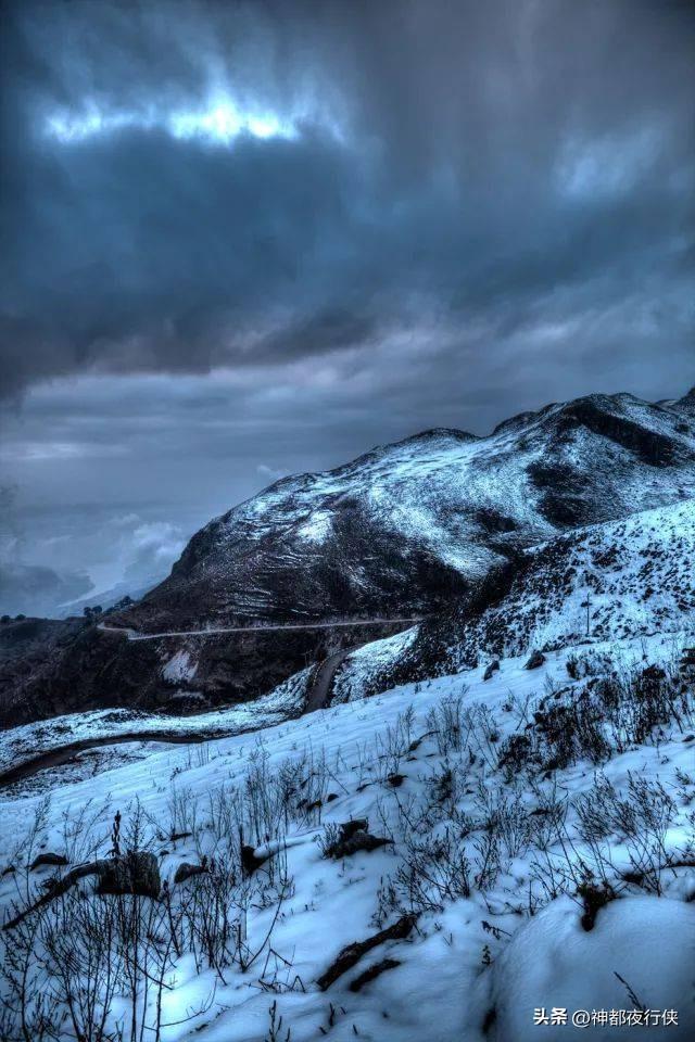 每次读到沁园春雪，“原驰蜡象，山舞银蛇”这一句，我就有疑问。
作者是南方人，蛇应