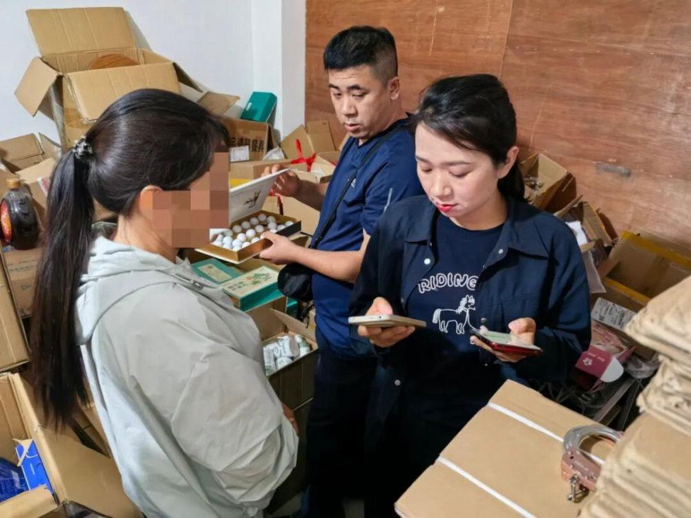 “骗子套路多！”专坑老头老太太的直播骗子，对着屏幕张嘴就喊“爸妈”，一口一个孝顺