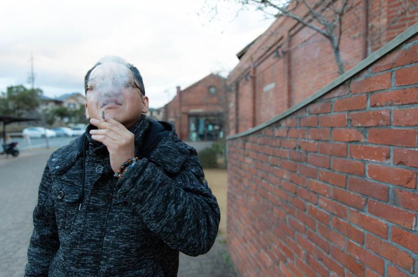 一日本 51 岁老登和 17 岁少女交往，被少女的父亲以曝光他们的丑行为由索赔 