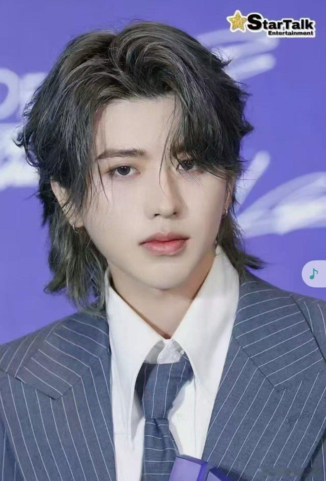 蔡徐坤帅成啥了 蔡徐坤的脸是内娱战略性资产！条纹西装衬出九头身比例，帆布鞋踩出慵