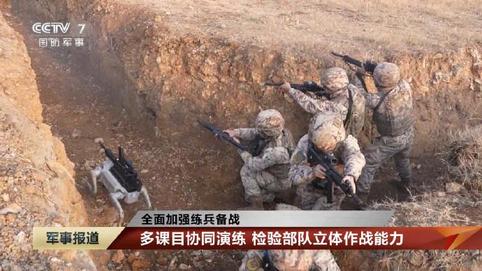 武警机动部队在进行堑壕战训练，为了剿灭躲藏在堑壕中的敌人残余力量，沿着堑壕进行搜