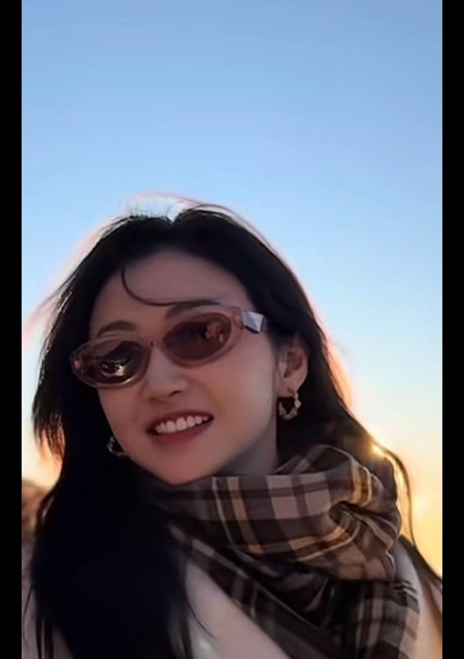 这就是景甜被求婚时的画面吗？
 
1月2号景甜工作室放出的视频，
她戴着墨镜，拿