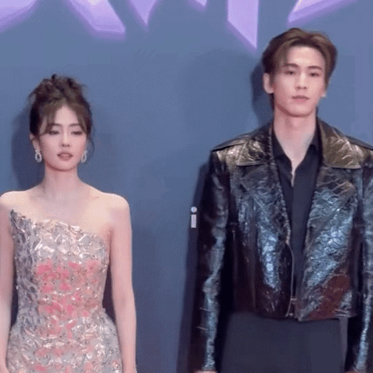 网友说，他是靠她有知名度的，你们怎么看？ 