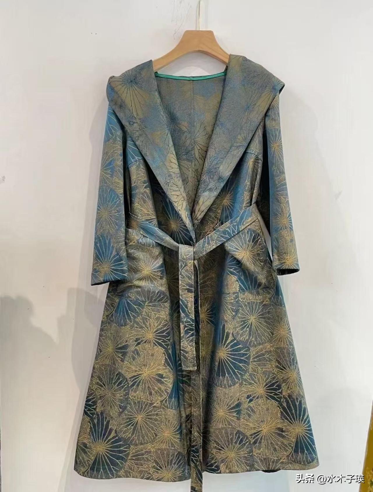 打破认知！香云纱也能做风衣

很多人对风衣的印象，还停留在卡其色、黑色的莱卡或羊