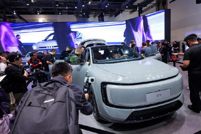 北京车展奥迪E7X那张床出圈了奥迪E7X打造“智慧客厅”座舱，天然材质与环抱布局