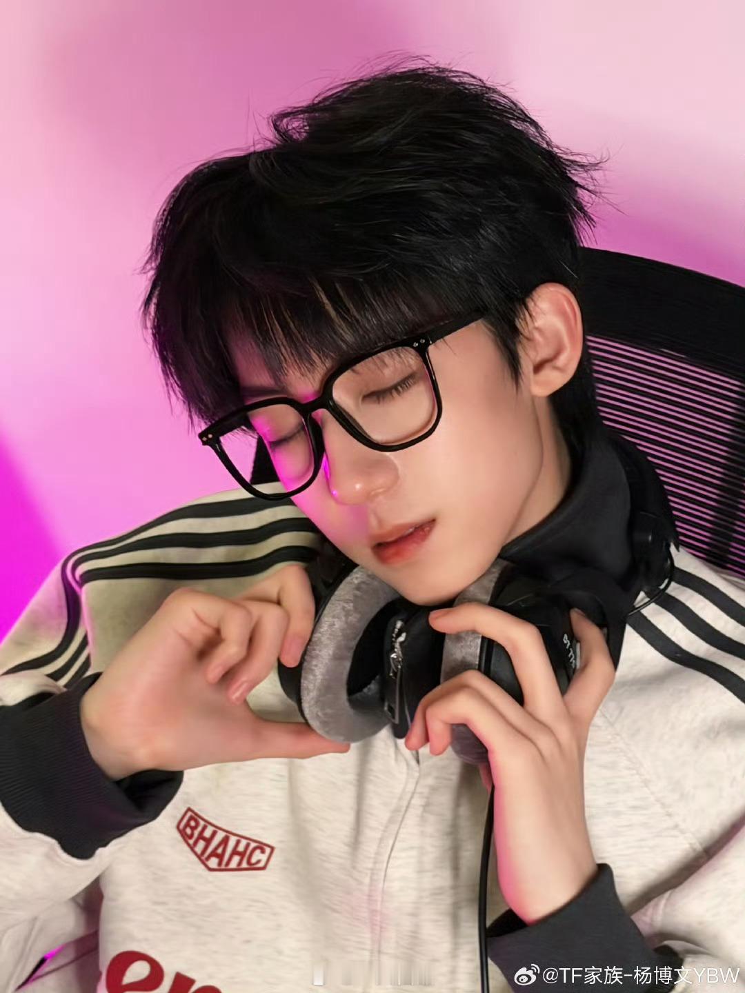 杨博文的这组图神了，我的天这视角，不就是你想了然后给你发自拍嘛 杨博文幻想电竞选