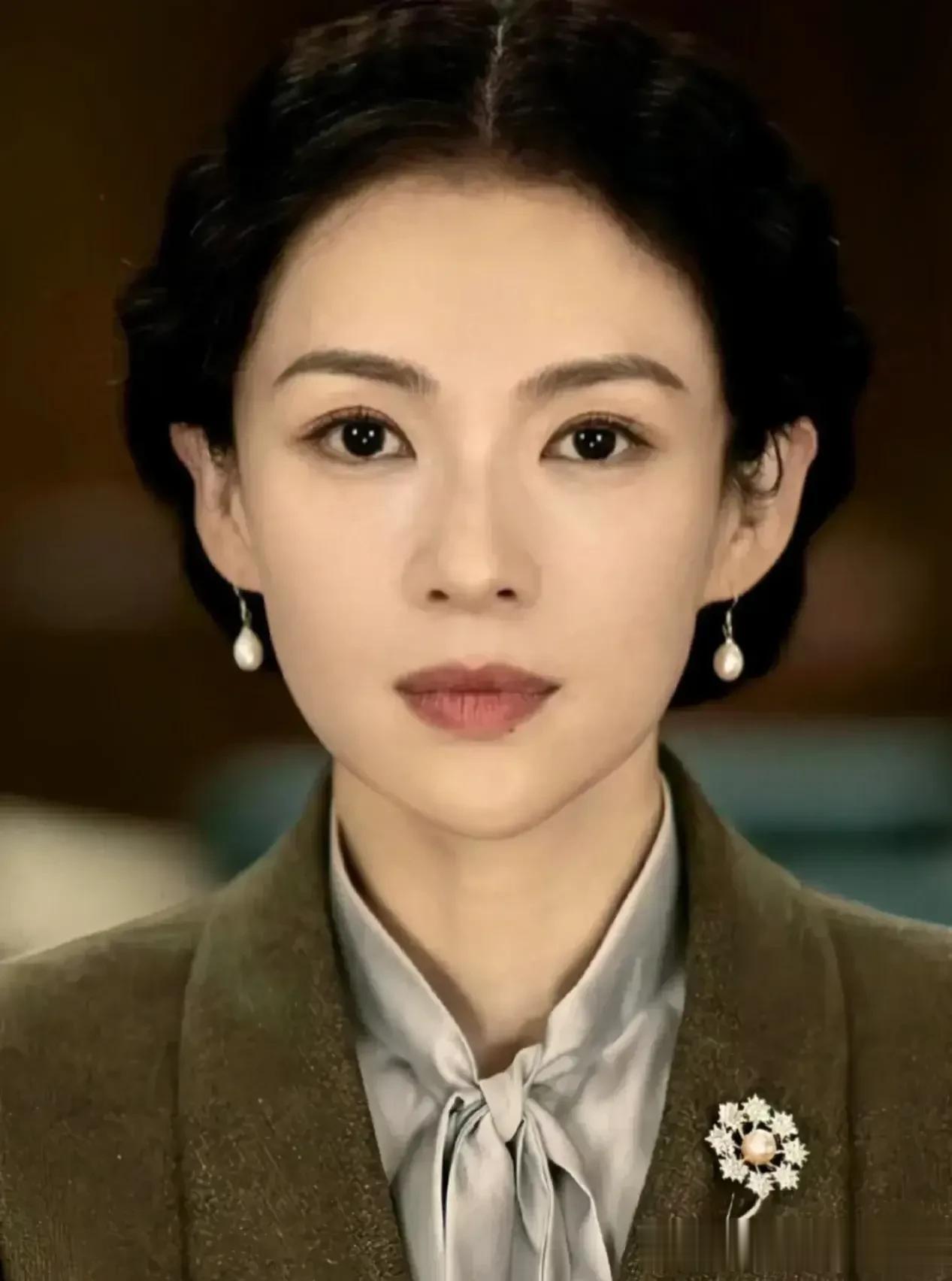 你总是可以相信老谋子的审美观。看章子怡的脸！顶骨之美可以说是百年一遇。除了巩俐，