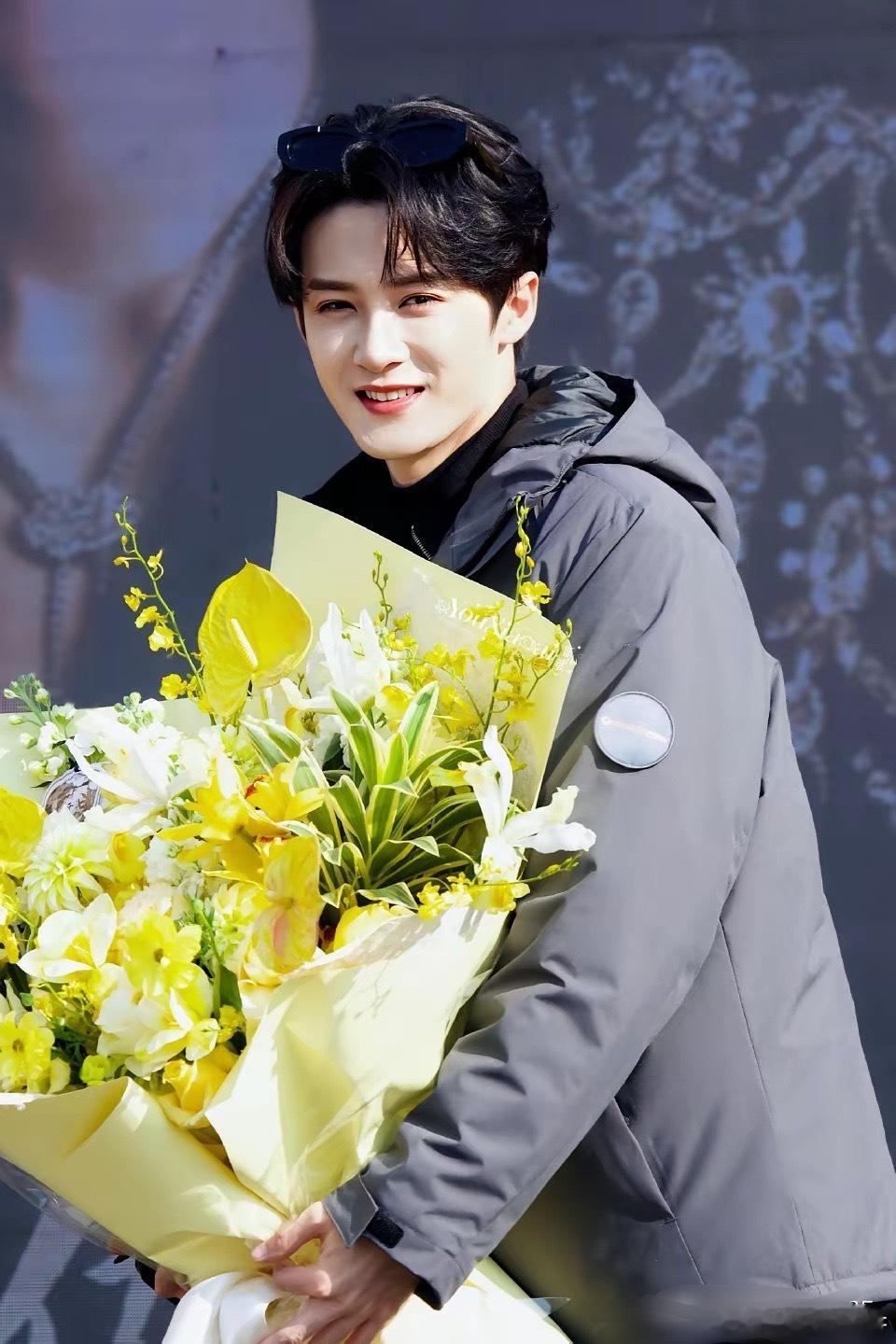 居然还有人嘲他媚粉？那些嘲笑他的人，是不想吗？不，是她们根本没有！这分明是宠粉好