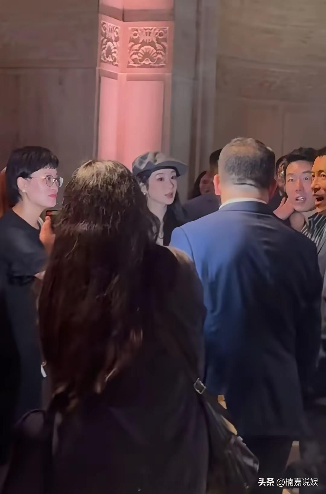 杨紫在美国纽约出席活动，生图真的美啊，这个子也挺高啊，而且脸上也没有网友口中说的