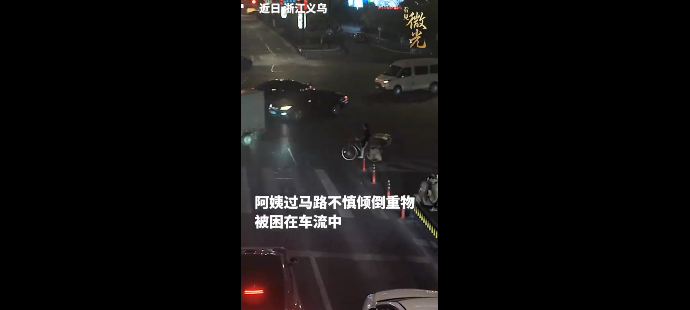 雷军点赞小米车主助人善举 这件事看着不大，但其实挺有分量，正能量值得宣传。车流里