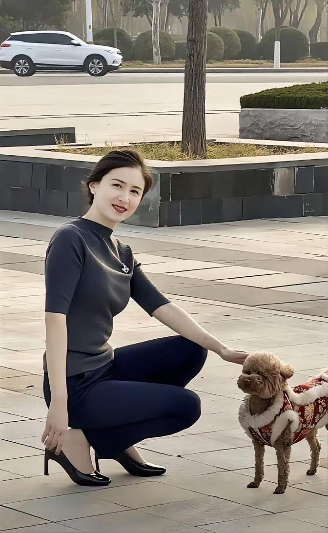 都市时尚女郎与可爱宠物的温馨时刻🐾✨