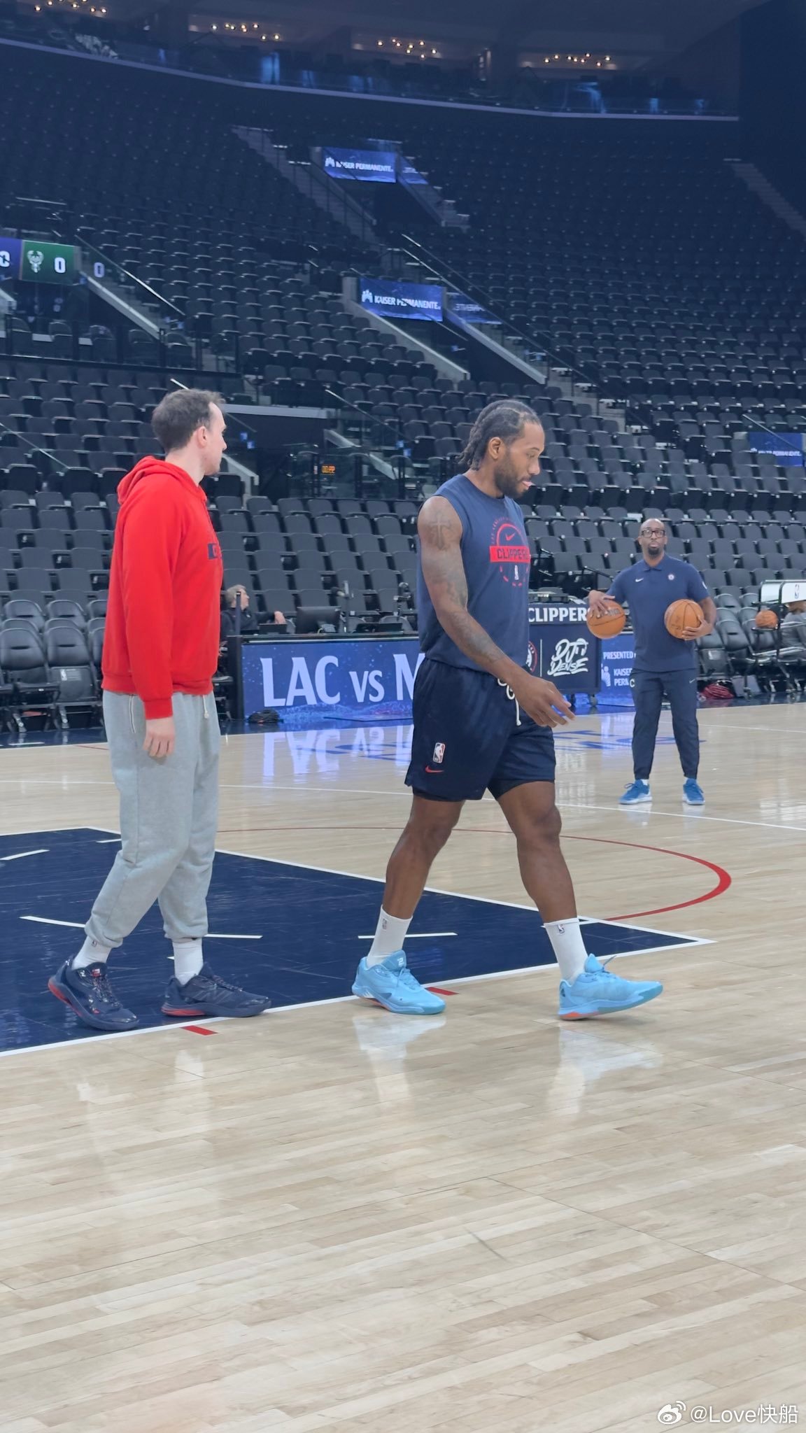 伦纳德开始提前热身了，虽然状态是出战成疑，但这个点出来，基本上可以打！ 