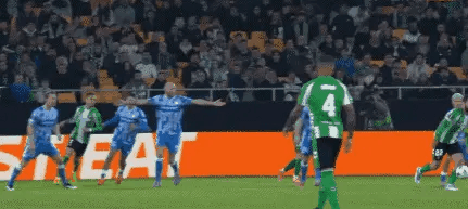 真大水冲了龙王庙啊！伊斯科被队友踢伤了，现在都玩这么抽象嘛？！
这皇家贝蒂斯刚开