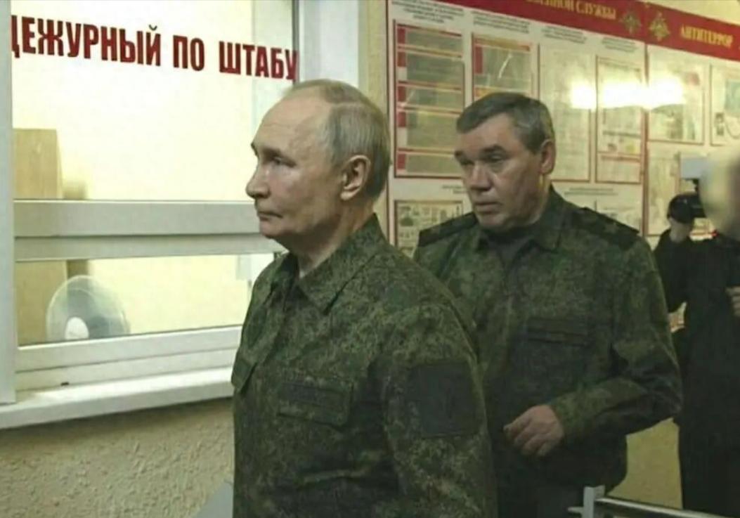 乌克兰要迎来麻烦了，因为普京突然穿上了军装。熟悉普京的人都知道，他一旦穿上军装，