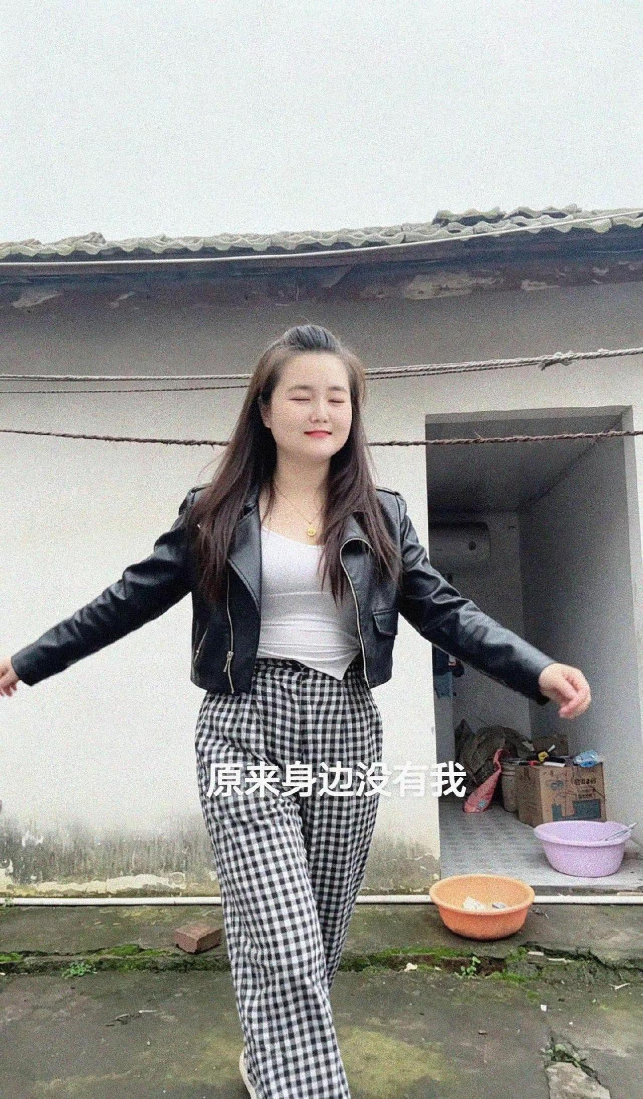 不迎合谁，只管臭美
