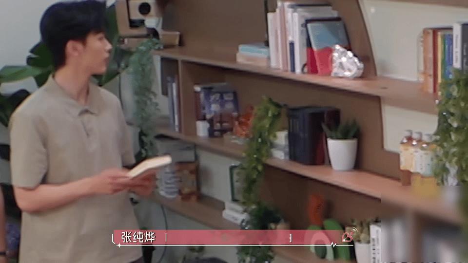 心动的信号恋综里聊上明朝那些事儿偶然的相遇促成了一场走心闲谈，沙玥儿的读物刚好契