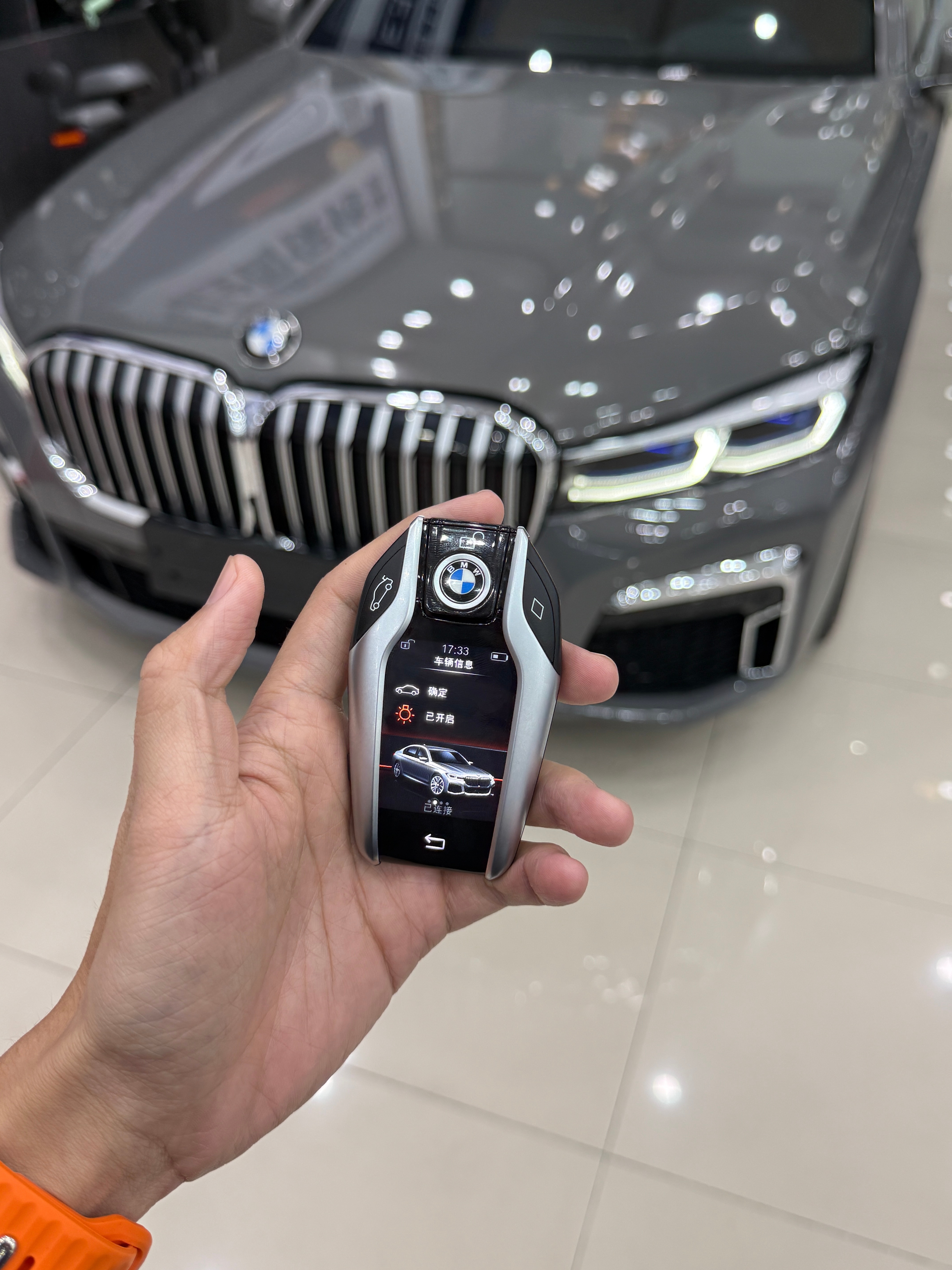 宝马 好久没有见到这样的大液晶钥匙了，当时掏出这把钥匙可是很炫啊现在这个钥匙反而