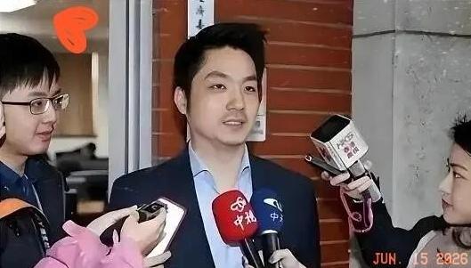 记者一句话，把蒋万安问沉默了！
你是蒋家后人，先辈浮厝半世纪等着回奉化老家，结果