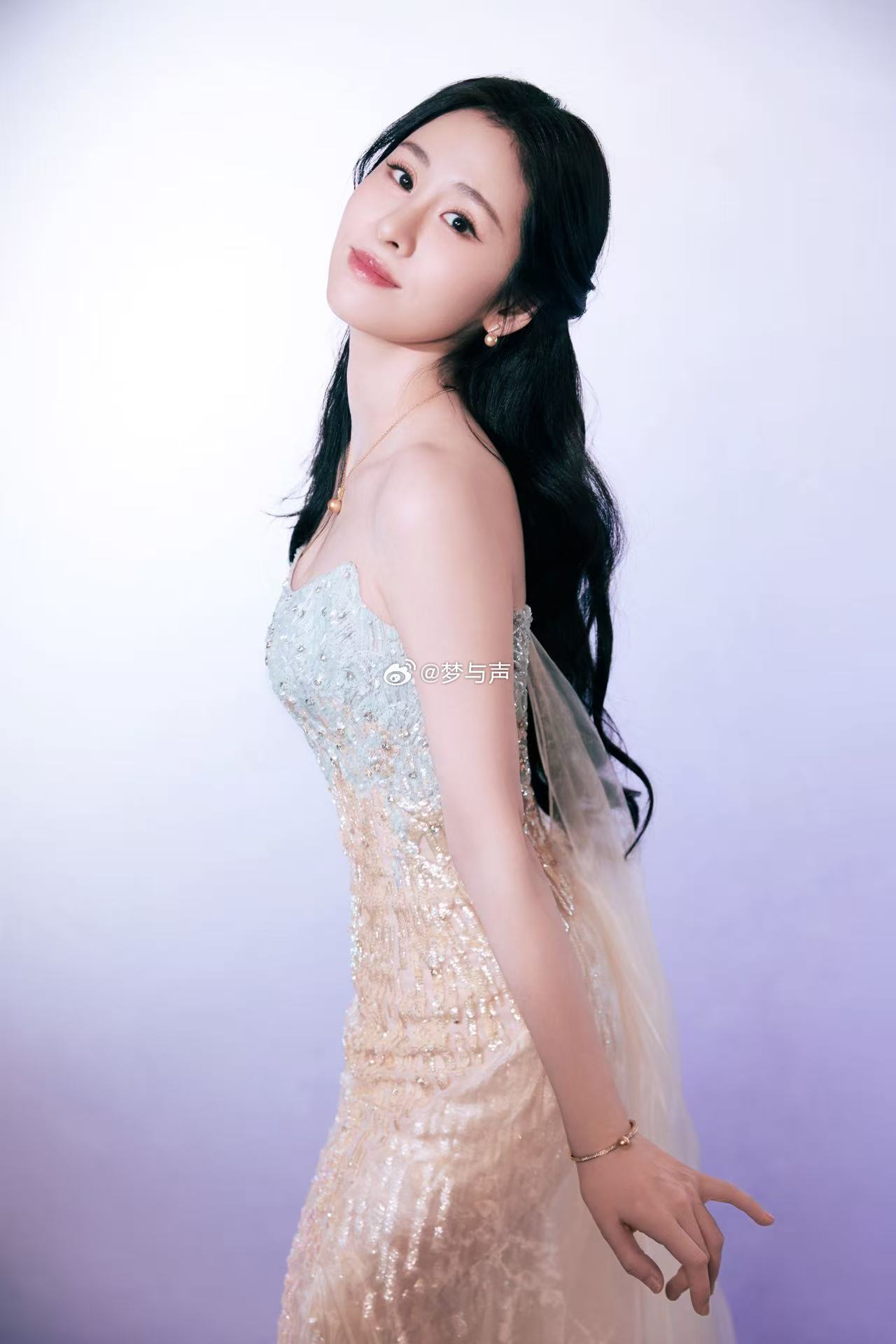 张碧晨逐玉主题曲众里寻他千百度众里寻他千百度，蓦然回首是归途。张碧晨用细腻嗓音诠