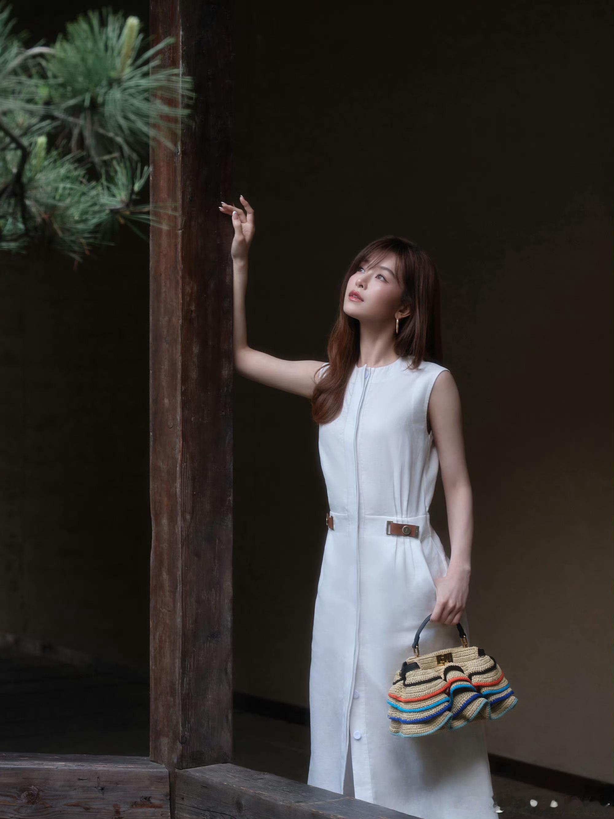 景德镇偶遇文咏珊 景德镇偶遇文咏珊，简约穿搭藏不住美貌，东方雅致与港风并存，状态