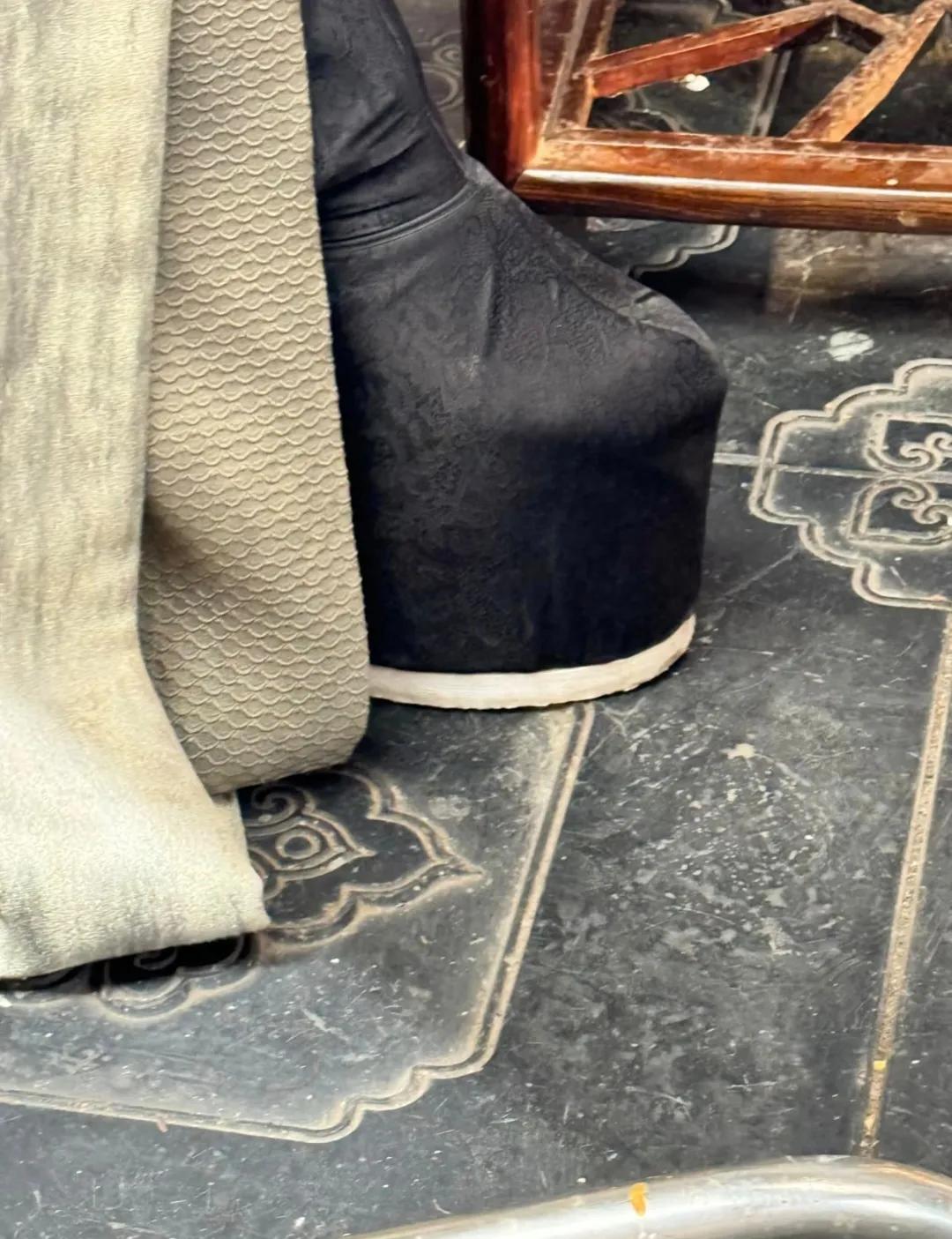 这应该是短剧史上男主穿过的最高的增高鞋了吧？恨天高，哈哈哈……

不知道男主走得