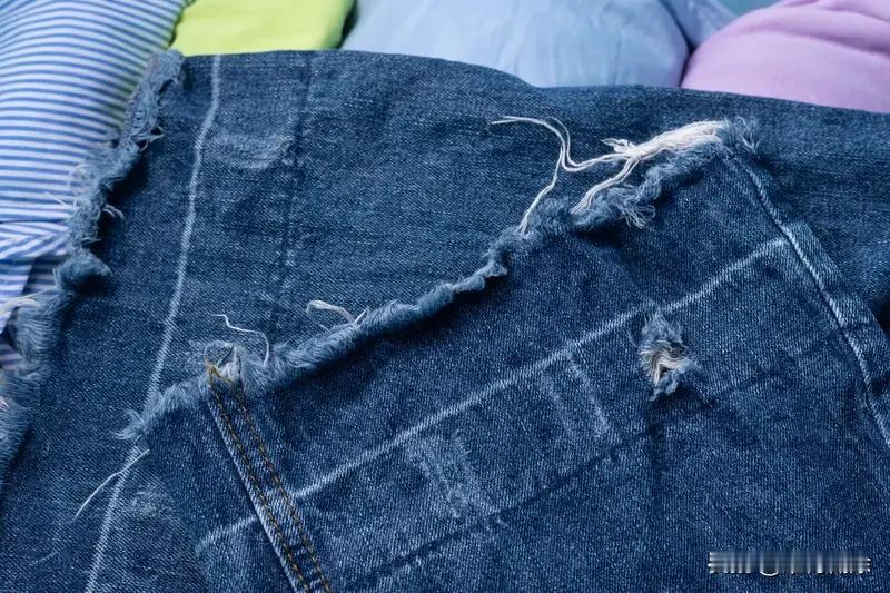 旧衣服扔掉时，我有时会毁坏。之前有件穿了很久的旧T恤，款式老气还有洗不掉的污渍，