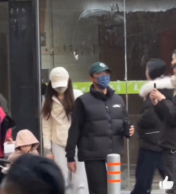上海偶遇郑恺苗苗一家  郑恺苗苗一家经常出去玩啊很幸福，好温馨呀，上海真的很容易