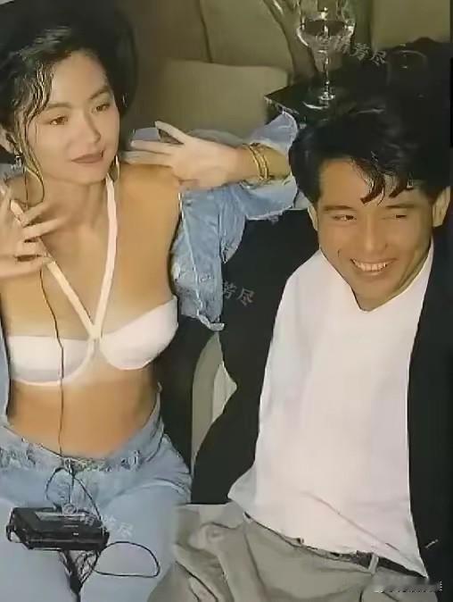 相爱的两个人为什么不能在一起？
林青霞和秦汉的爱恨情仇就是最好的写照！