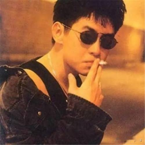 台湾歌手郑智化尽管是台湾本省人，但他的立场是“深蓝”，也就是接近洪秀柱的立场。