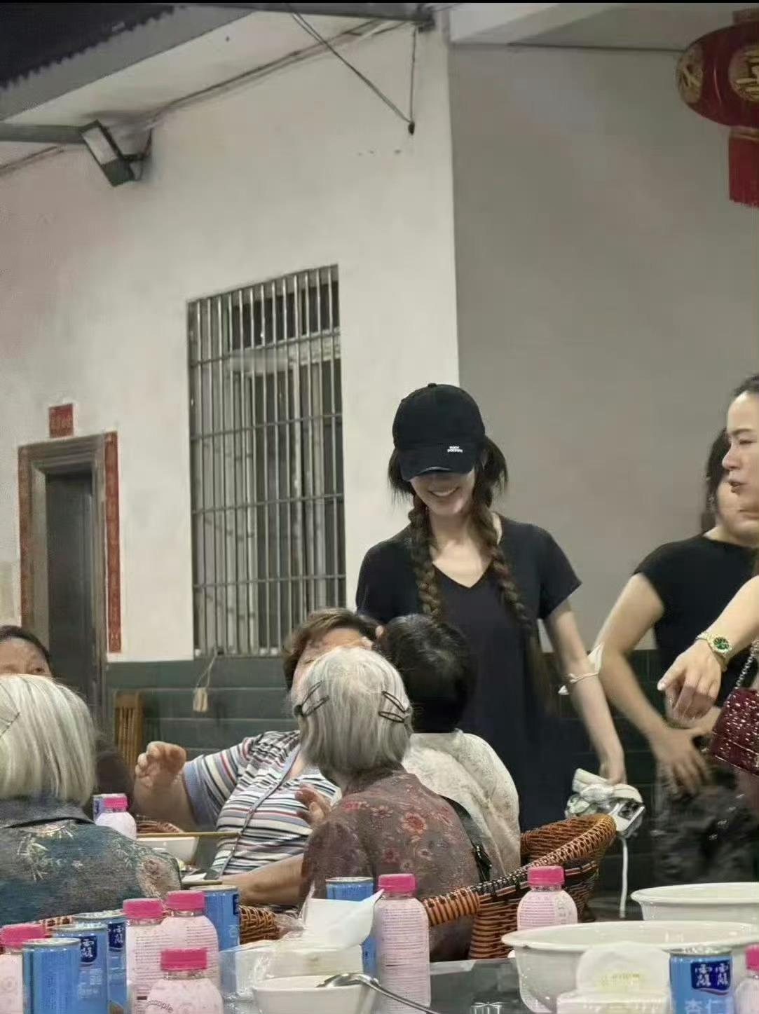 赵露思 奶奶生日快乐👵🏻我露昨天是红毯大明星 今天无缝切换成奶奶的双马尾乖孙