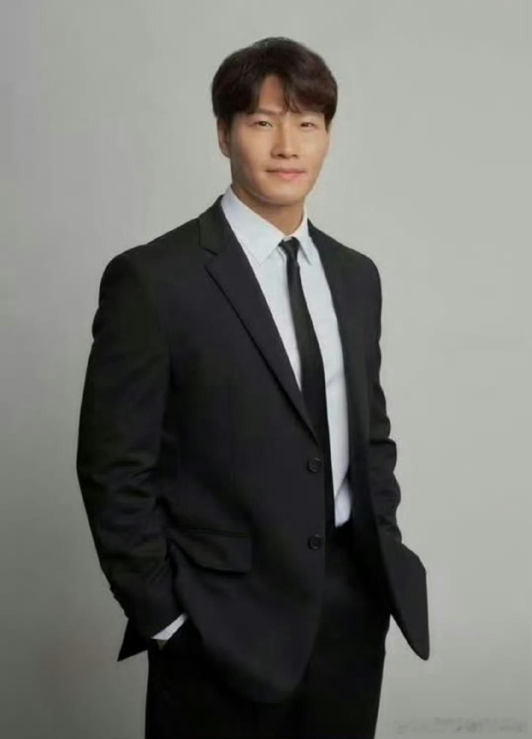 金钟国婚礼金钟国居然结婚了！年近五十还能勇敢踏入婚姻，这需要多大的勇气，他老婆一